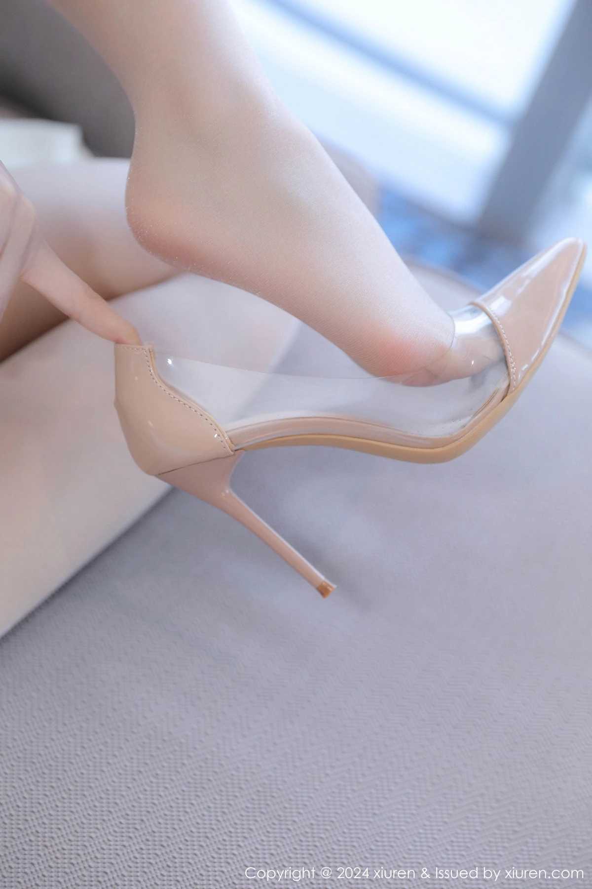 [[XiuRen秀人网]秀人网]No.9247_模特小蛮妖Yummy浅色上衣配白短裙露超薄肉丝秀美腿诱惑写真75P