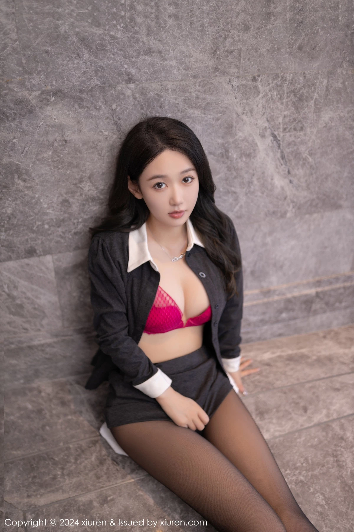 [[XiuRen秀人网]秀人网]No.9250_模特唐安琪性感黑色制服露红色内衣配超薄黑丝秀曼妙身姿诱惑写真80P