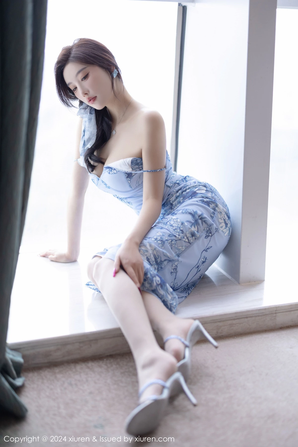 [[XiuRen秀人网]秀人网]No.9249_女神杨晨晨Yome性感浅色吊带睡裙配白丝袜秀丰腴身材诱惑写真81P