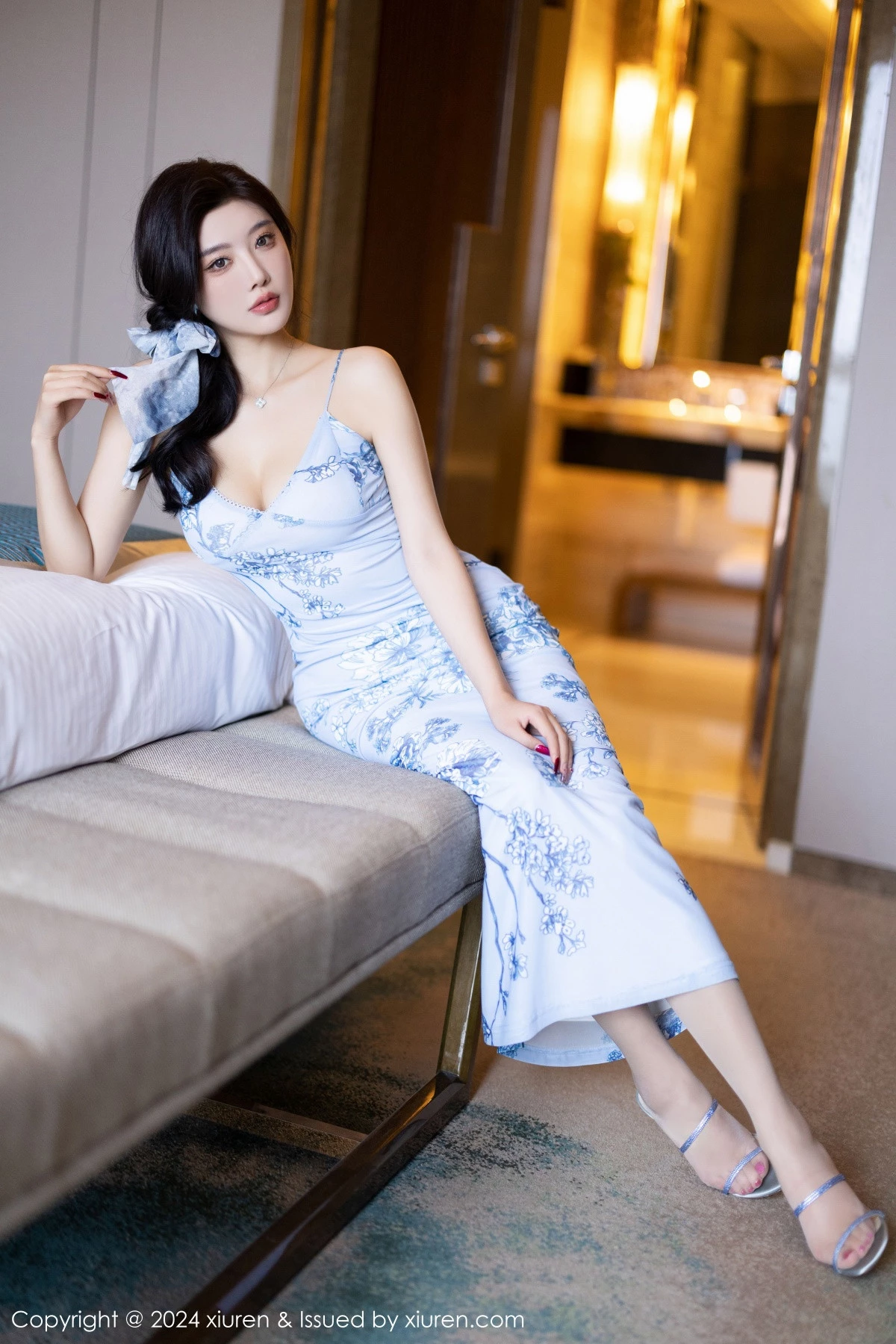 [[XiuRen秀人网]秀人网]No.9249_女神杨晨晨Yome性感浅色吊带睡裙配白丝袜秀丰腴身材诱惑写真81P