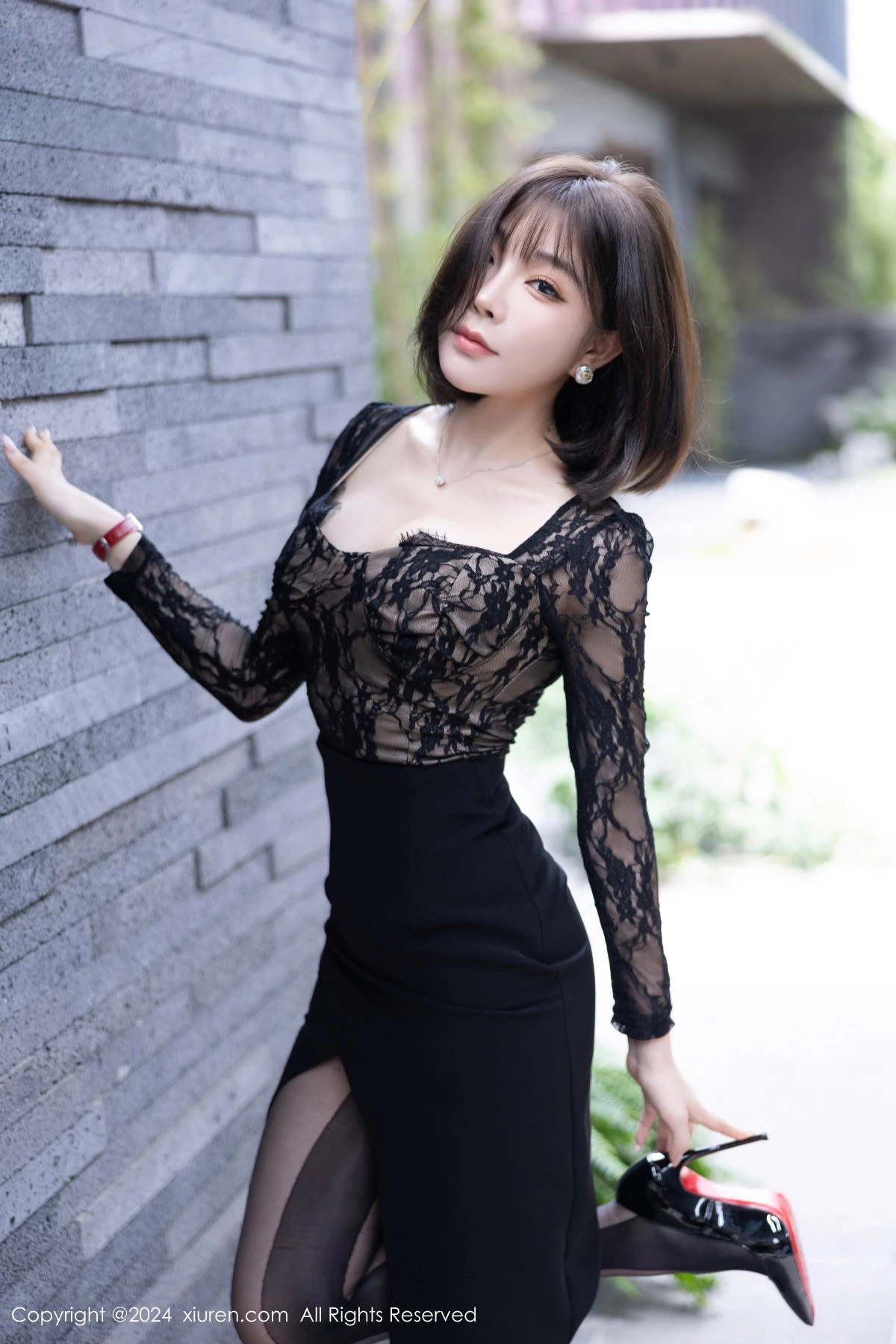 [[XiuRen秀人网]秀人网]No.9257_女神徐莉芝Booty性感黑色蕾丝连衣裙配超薄黑丝极致魅惑写真94P