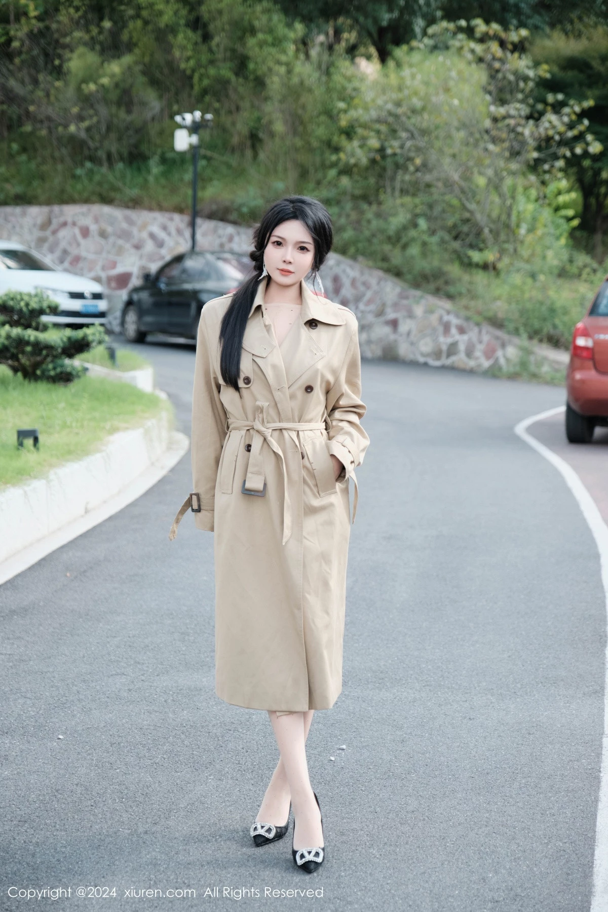 [[XiuRen秀人网]秀人网]No.9261_模特麦田性感浅色外套露开档连体肉丝秀曼妙身姿完美诱惑写真50P