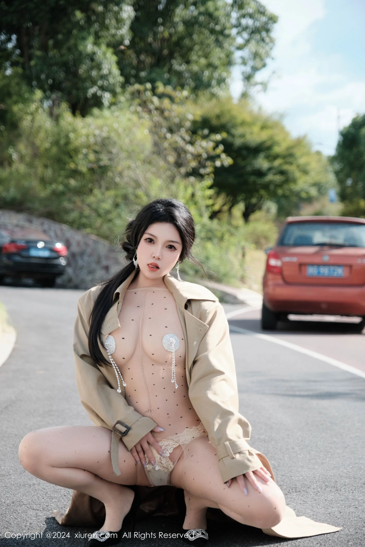 [[XiuRen秀人网]秀人网]No.9261_模特麦田性感浅色外套露开档连体肉丝秀曼妙身姿完美诱惑写真50P