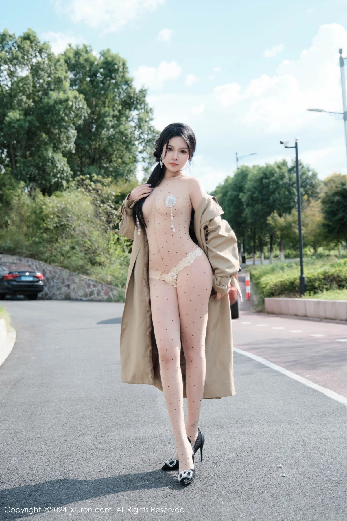 [[XiuRen秀人网]秀人网]No.9261_模特麦田性感浅色外套露开档连体肉丝秀曼妙身姿完美诱惑写真50P