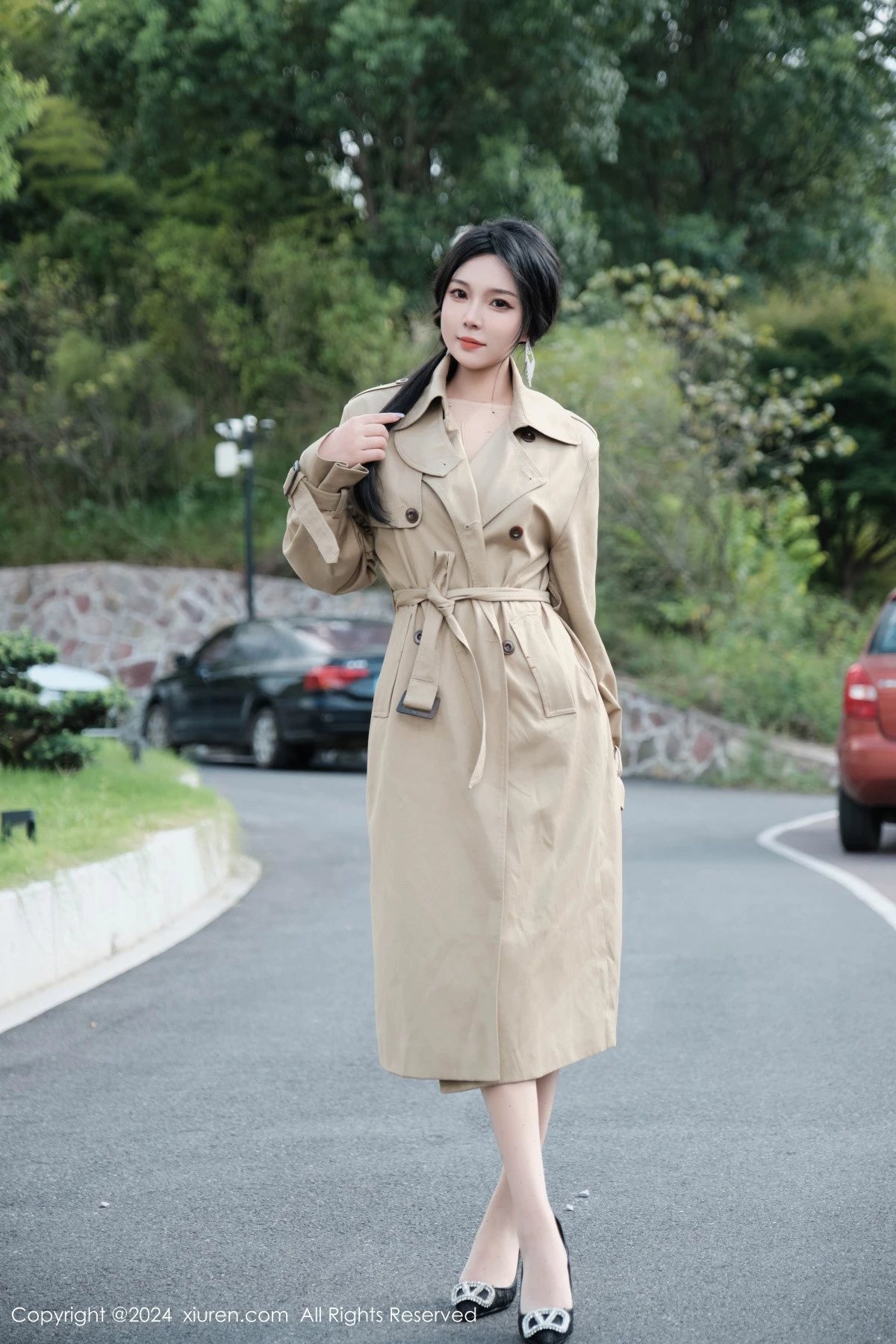 [[XiuRen秀人网]秀人网]No.9261_模特麦田性感浅色外套露开档连体肉丝秀曼妙身姿完美诱惑写真50P