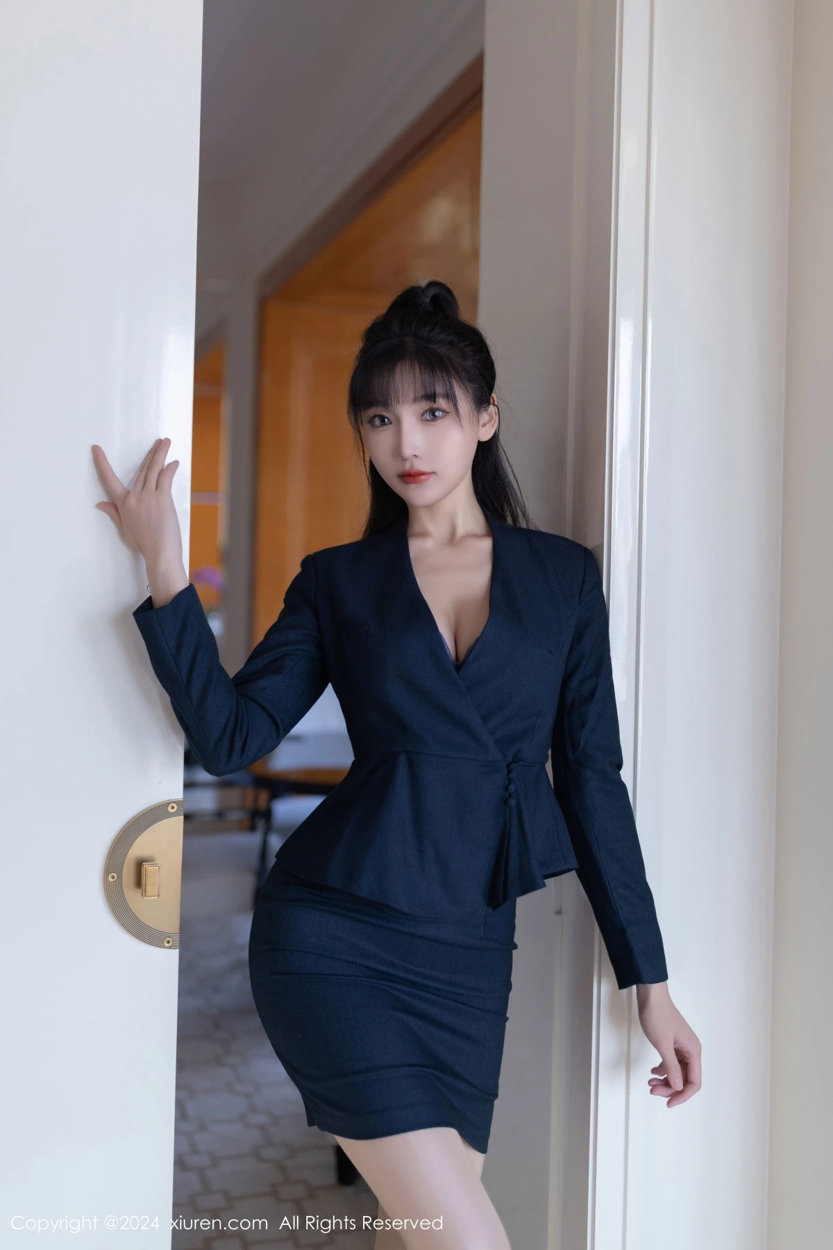 [[XiuRen秀人网]秀人网]No.9263_模特陆萱萱性感黑色OL服饰露蓝色内衣配超薄肉丝秀美腿诱惑写真80P