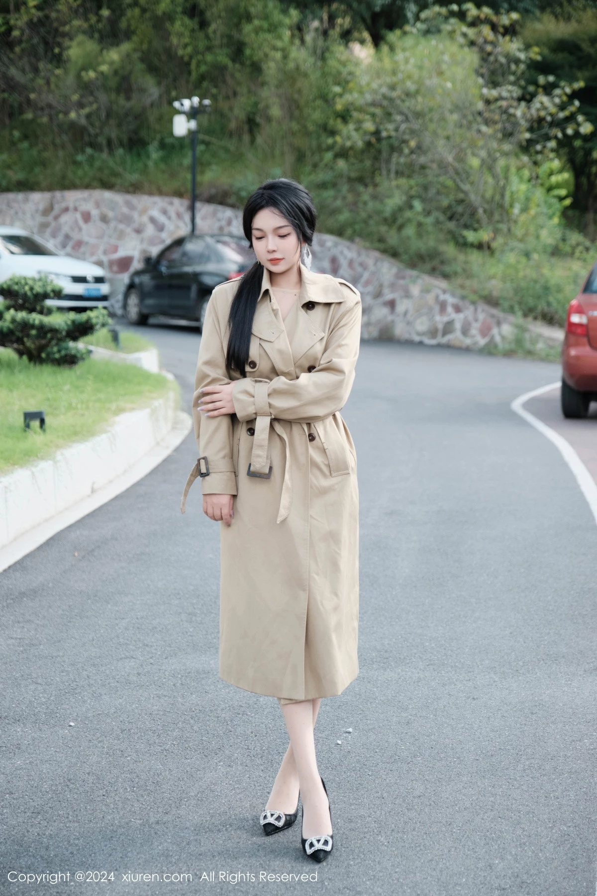 [[XiuRen秀人网]秀人网]No.9261_模特麦田性感浅色外套露开档连体肉丝秀曼妙身姿完美诱惑写真50P