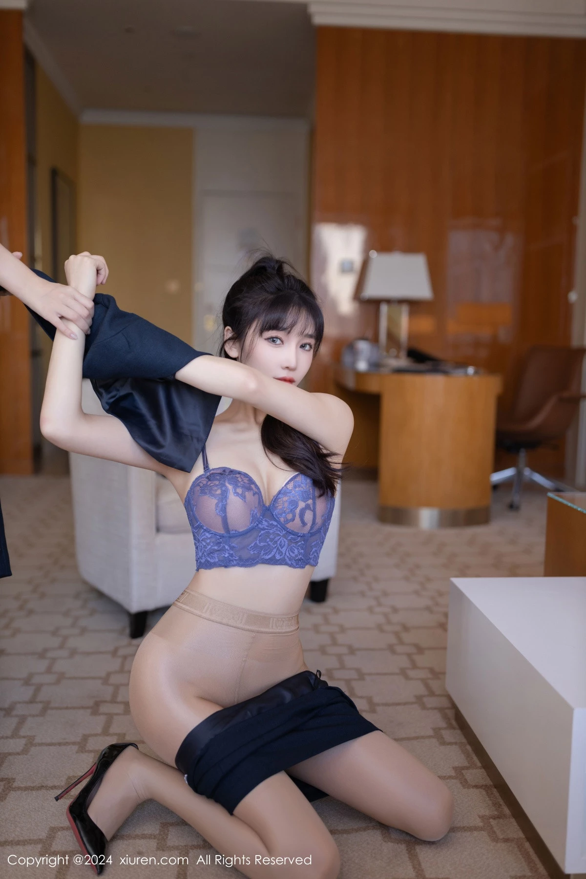 [[XiuRen秀人网]秀人网]No.9263_模特陆萱萱性感黑色OL服饰露蓝色内衣配超薄肉丝秀美腿诱惑写真80P