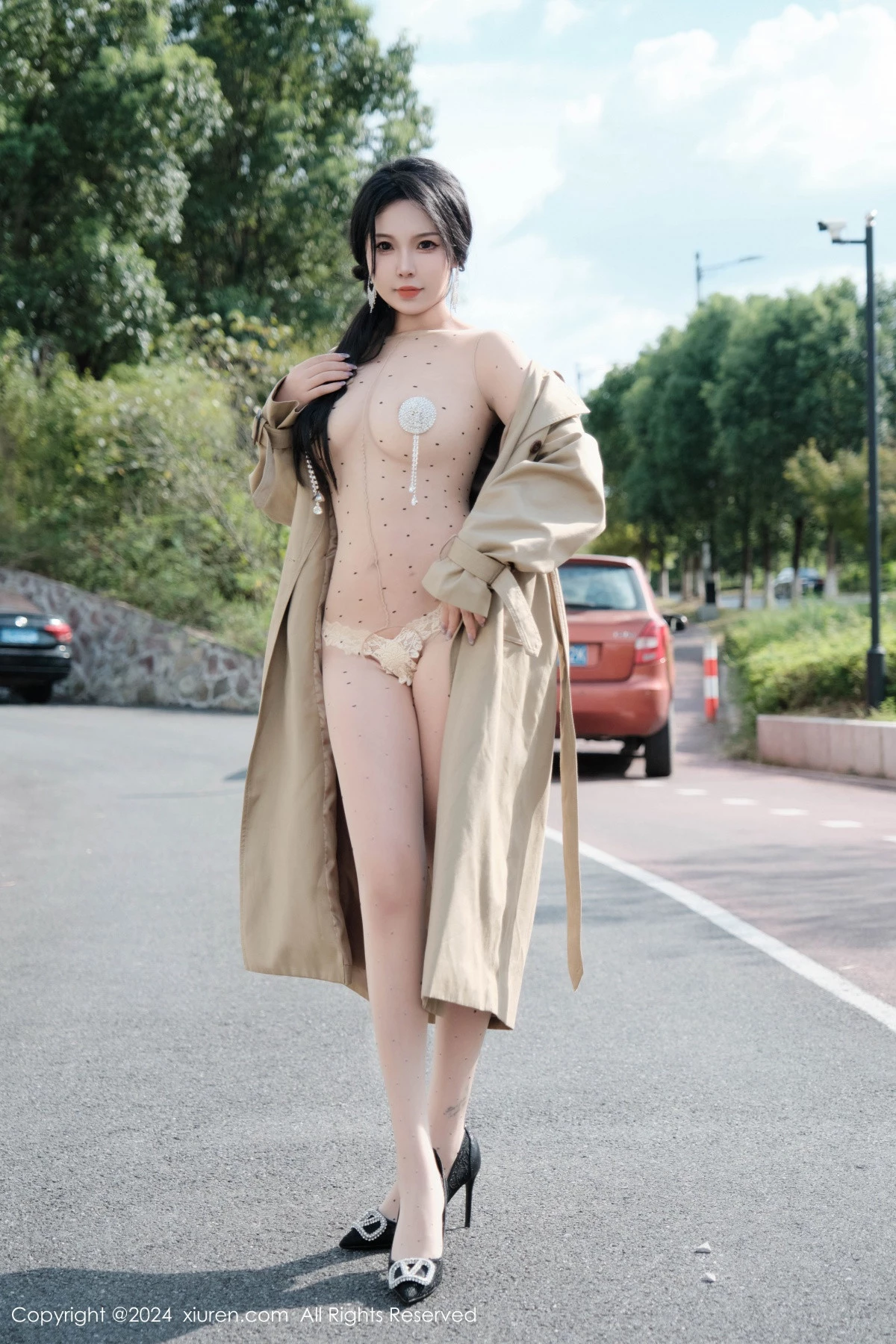 [[XiuRen秀人网]秀人网]No.9261_模特麦田性感浅色外套露开档连体肉丝秀曼妙身姿完美诱惑写真50P