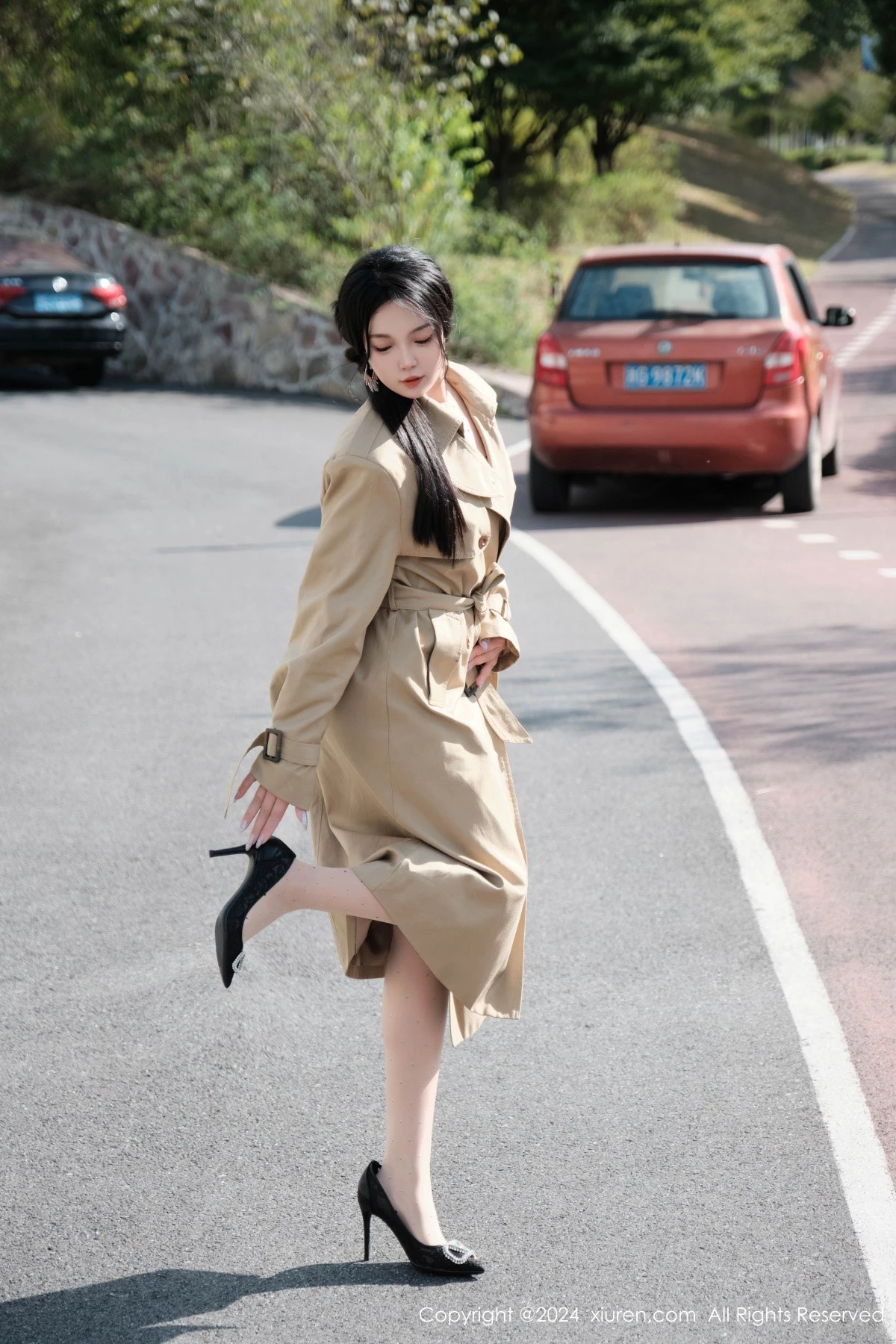 [[XiuRen秀人网]秀人网]No.9261_模特麦田性感浅色外套露开档连体肉丝秀曼妙身姿完美诱惑写真50P