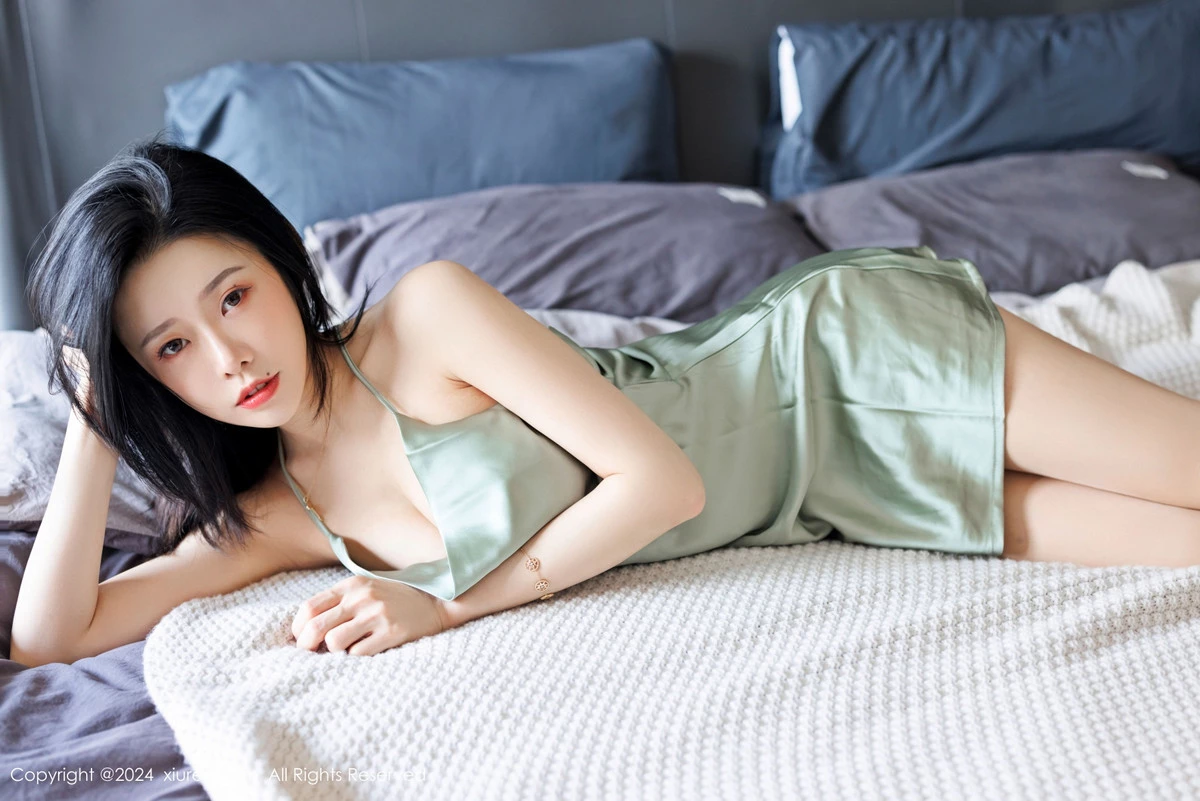 [[XiuRen秀人网]秀人网]No.9264_模特luvian本能性感浅绿露肩吊带露红色内衣秀凹凸身材诱惑写真52P