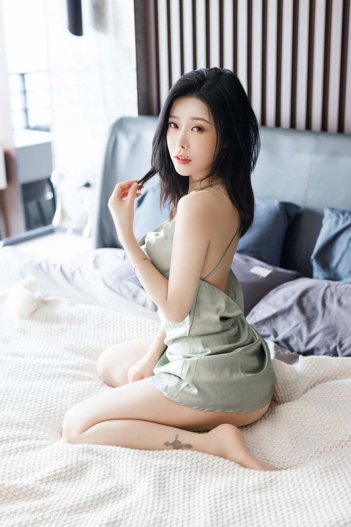 [[XiuRen秀人网]秀人网]No.9264_模特luvian本能性感浅绿露肩吊带露红色内衣秀凹凸身材诱惑写真52P