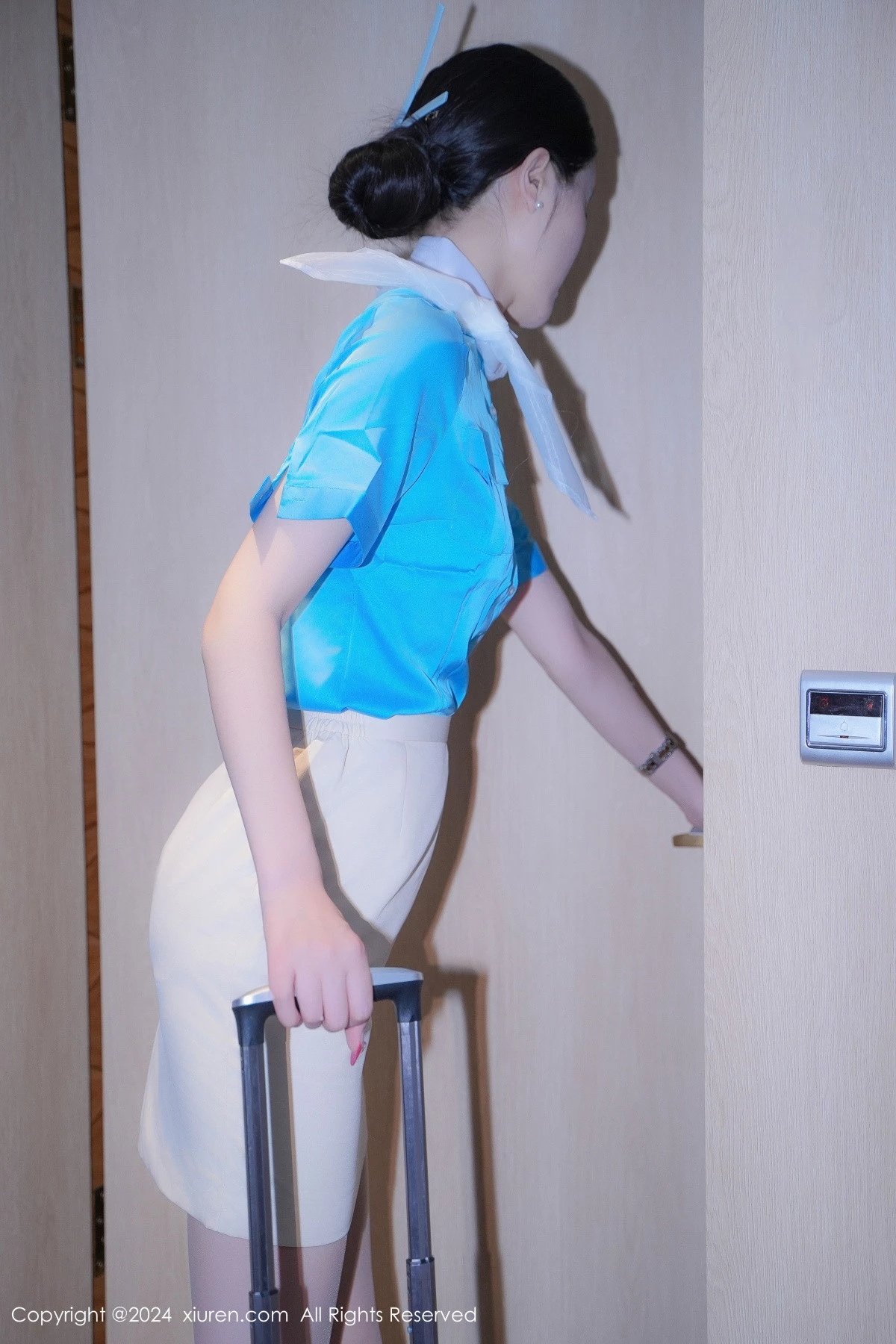 [[XiuRen秀人网]秀人网]No.9269_模特Erikaki性感蓝衣白裙制服配白色丝袜秀曼妙身姿迷人诱惑写真82P