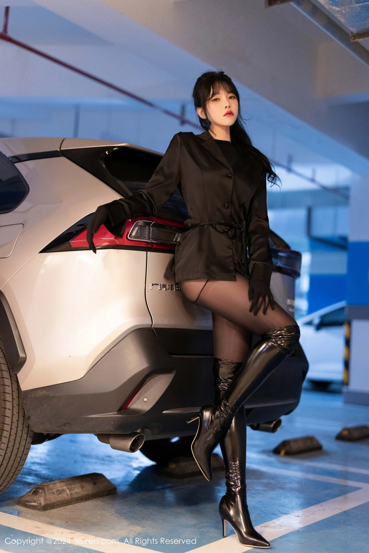 [[XiuRen秀人网]秀人网]No.9275_模特娜比黑色外套配黑长靴露超薄连体黑丝秀凹凸身材诱惑写真90P