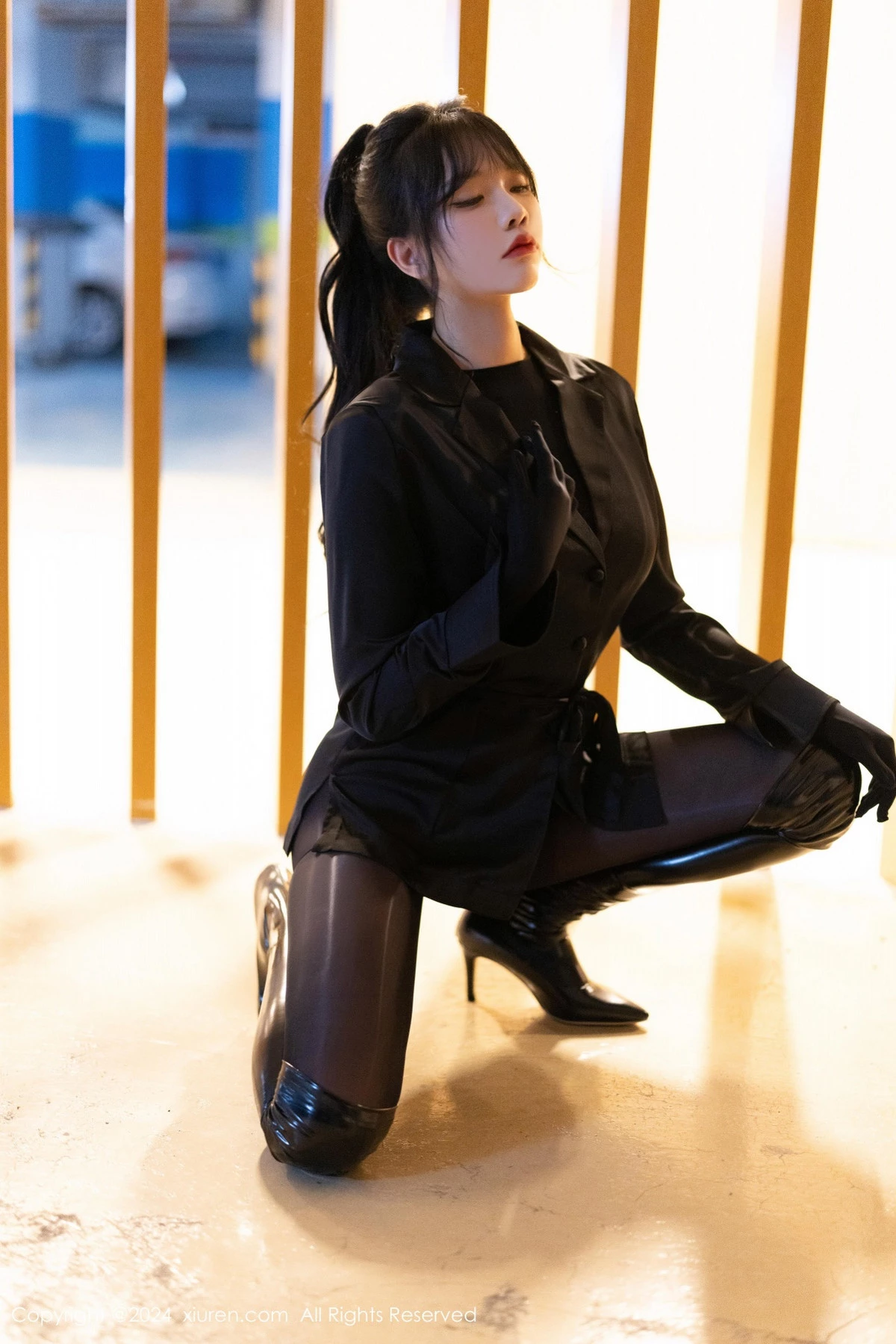 [[XiuRen秀人网]秀人网]No.9275_模特娜比黑色外套配黑长靴露超薄连体黑丝秀凹凸身材诱惑写真90P