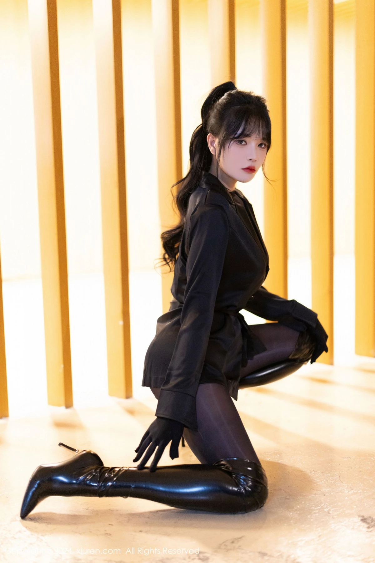 [[XiuRen秀人网]秀人网]No.9275_模特娜比黑色外套配黑长靴露超薄连体黑丝秀凹凸身材诱惑写真90P