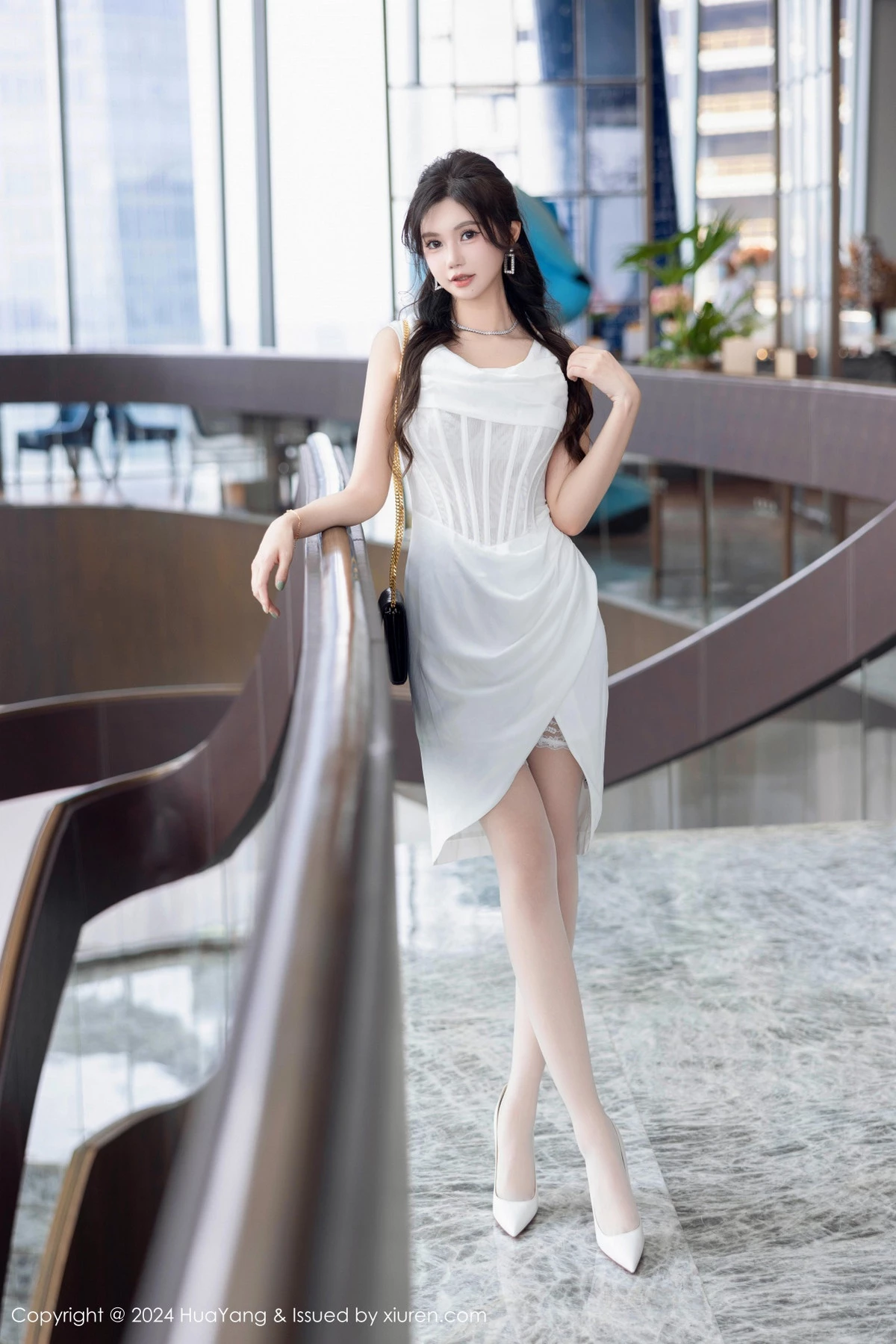 [HuaYang花漾]Vol.612_女神绮里嘉ula性感白色连衣短裙配白色丝袜秀曼妙身姿诱惑写真86P