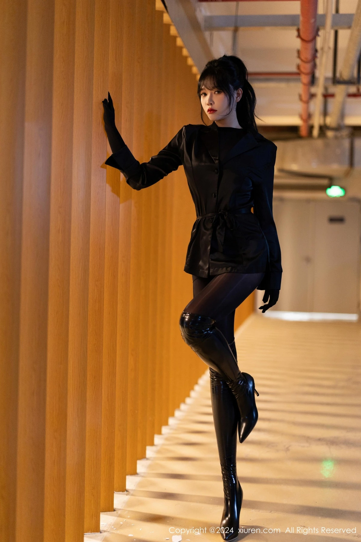 [[XiuRen秀人网]秀人网]No.9275_模特娜比黑色外套配黑长靴露超薄连体黑丝秀凹凸身材诱惑写真90P
