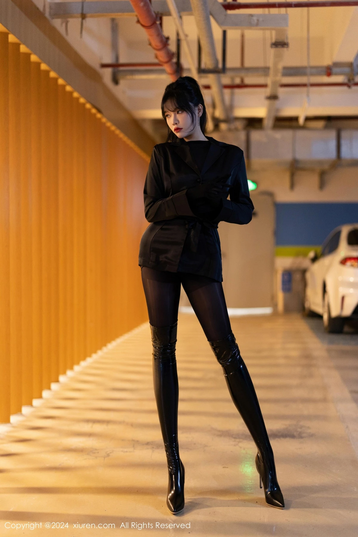 [[XiuRen秀人网]秀人网]No.9275_模特娜比黑色外套配黑长靴露超薄连体黑丝秀凹凸身材诱惑写真90P