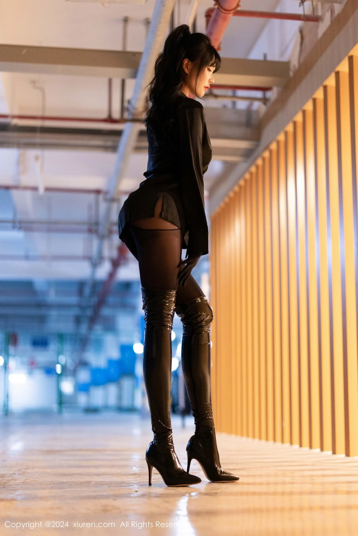 [[XiuRen秀人网]秀人网]No.9275_模特娜比黑色外套配黑长靴露超薄连体黑丝秀凹凸身材诱惑写真90P