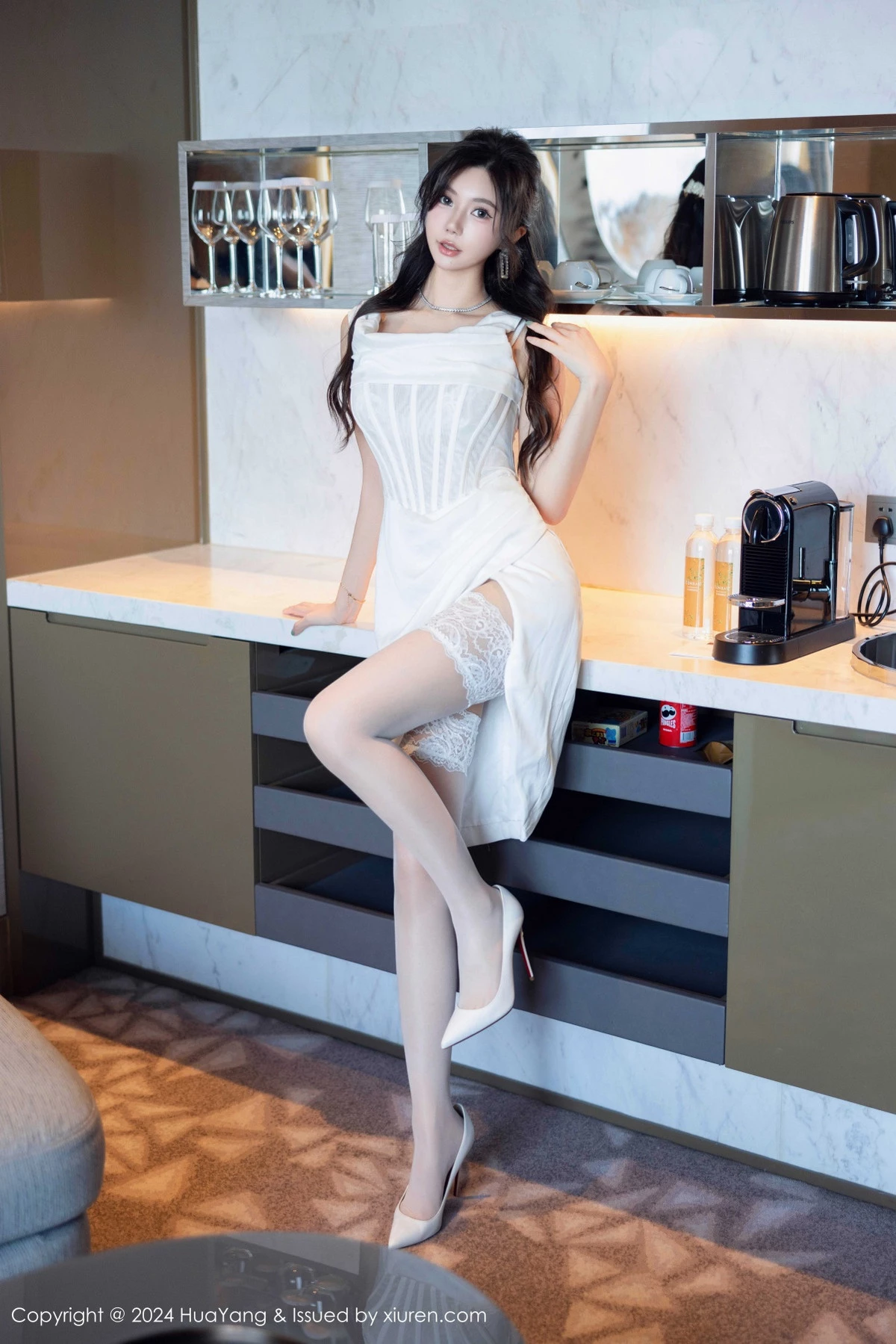 [HuaYang花漾]Vol.612_女神绮里嘉ula性感白色连衣短裙配白色丝袜秀曼妙身姿诱惑写真86P