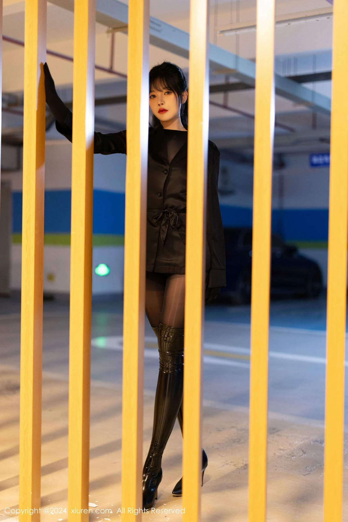 [[XiuRen秀人网]秀人网]No.9275_模特娜比黑色外套配黑长靴露超薄连体黑丝秀凹凸身材诱惑写真90P