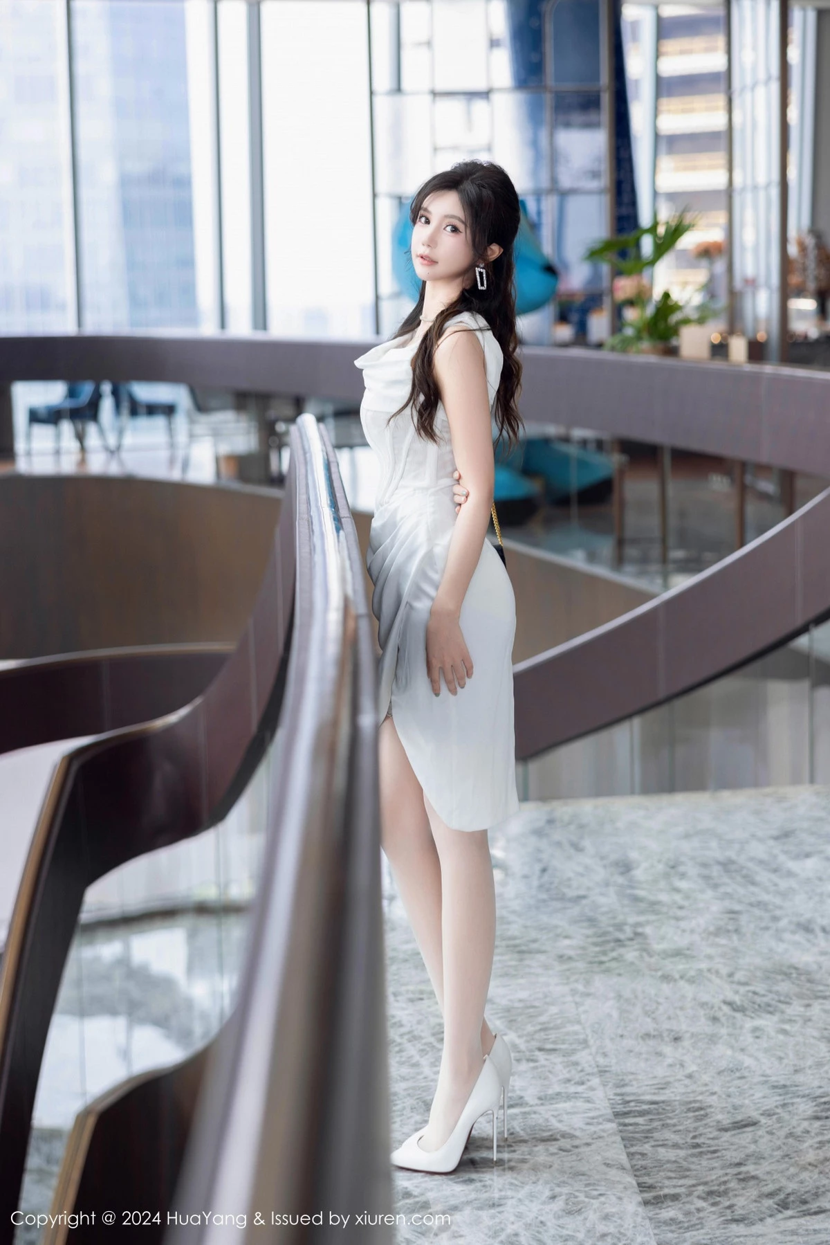 [HuaYang花漾]Vol.612_女神绮里嘉ula性感白色连衣短裙配白色丝袜秀曼妙身姿诱惑写真86P