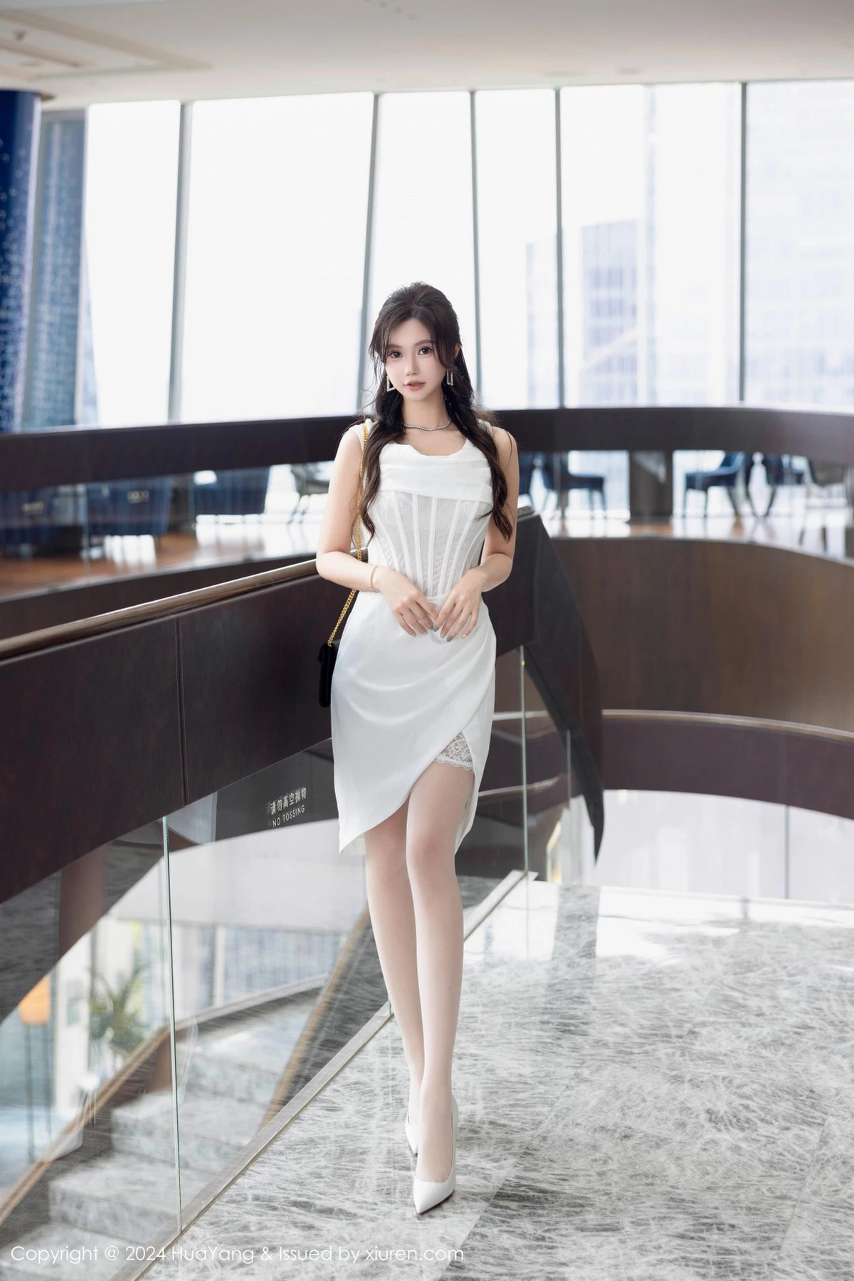 [HuaYang花漾]Vol.612_女神绮里嘉ula性感白色连衣短裙配白色丝袜秀曼妙身姿诱惑写真86P
