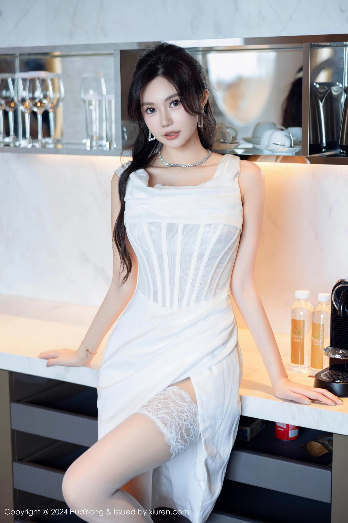 [HuaYang花漾]Vol.612_女神绮里嘉ula性感白色连衣短裙配白色丝袜秀曼妙身姿诱惑写真86P