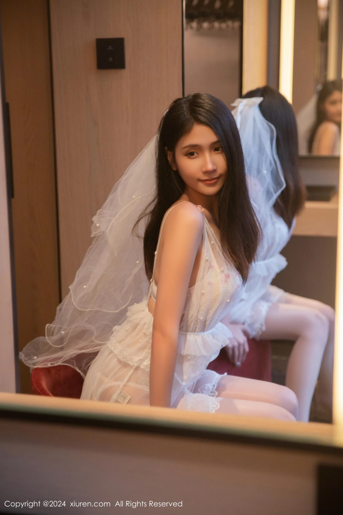 [[XiuRen秀人网]秀人网]No.9272_模特刘婷婷私房性感白色婚纱配白丝吊袜秀完美身材撩人诱惑写真80P