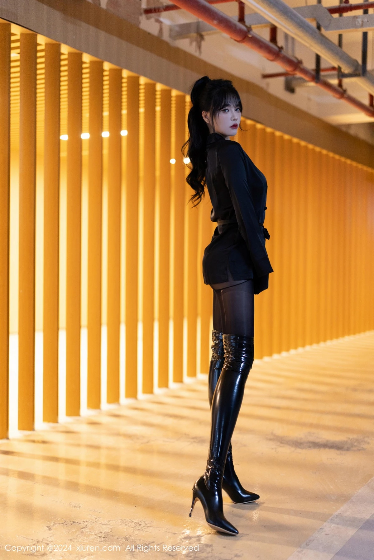 [[XiuRen秀人网]秀人网]No.9275_模特娜比黑色外套配黑长靴露超薄连体黑丝秀凹凸身材诱惑写真90P