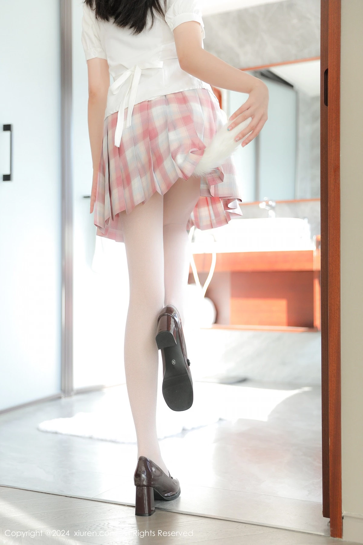 [[XiuRen秀人网]秀人网]No.9277_模特袁圆私房性感JK制服配超薄白丝秀曼妙身姿完美诱惑写真72P
