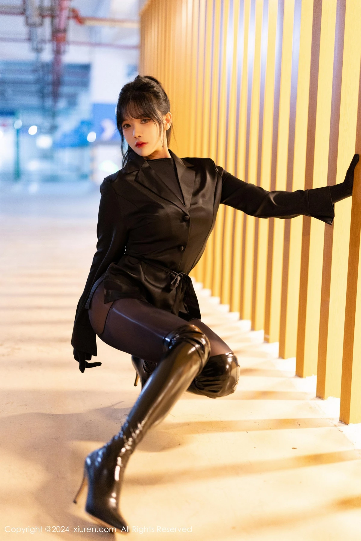 [[XiuRen秀人网]秀人网]No.9275_模特娜比黑色外套配黑长靴露超薄连体黑丝秀凹凸身材诱惑写真90P