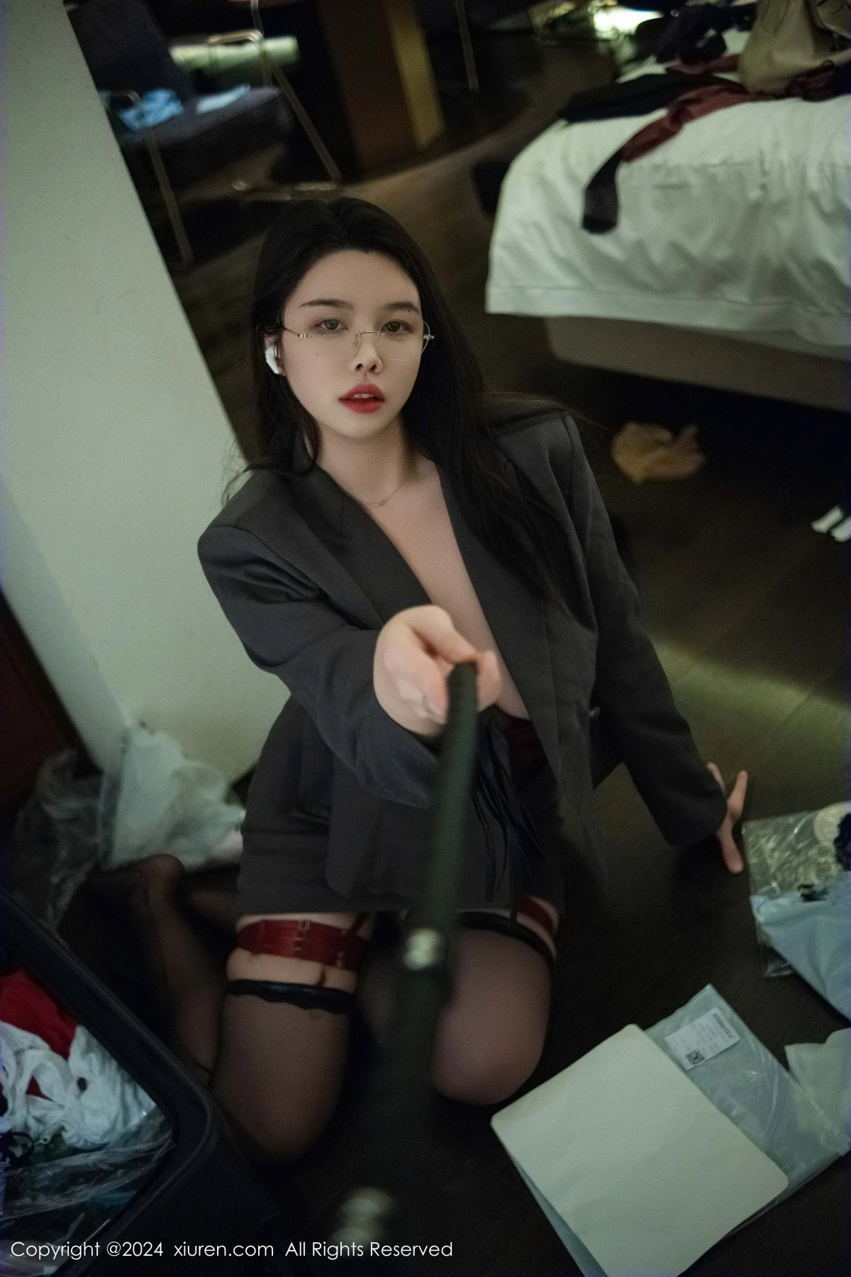 [[XiuRen秀人网]秀人网]No.9287_模特樱桃小犊子性感灰色西服配黑丝吊袜秀丰腴身材撩人诱惑写真47P