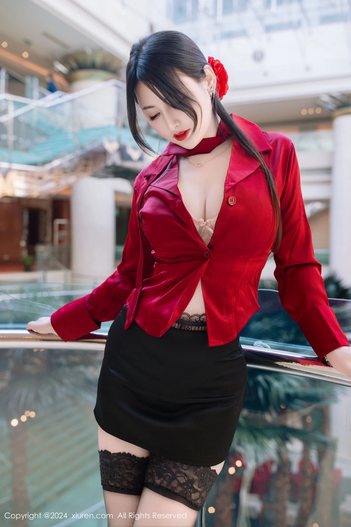 [[XiuRen秀人网]秀人网]No.9290_模特诗诗kiki性感酒红色衬衫配黑短裙露超薄黑丝秀美腿诱惑写真70P