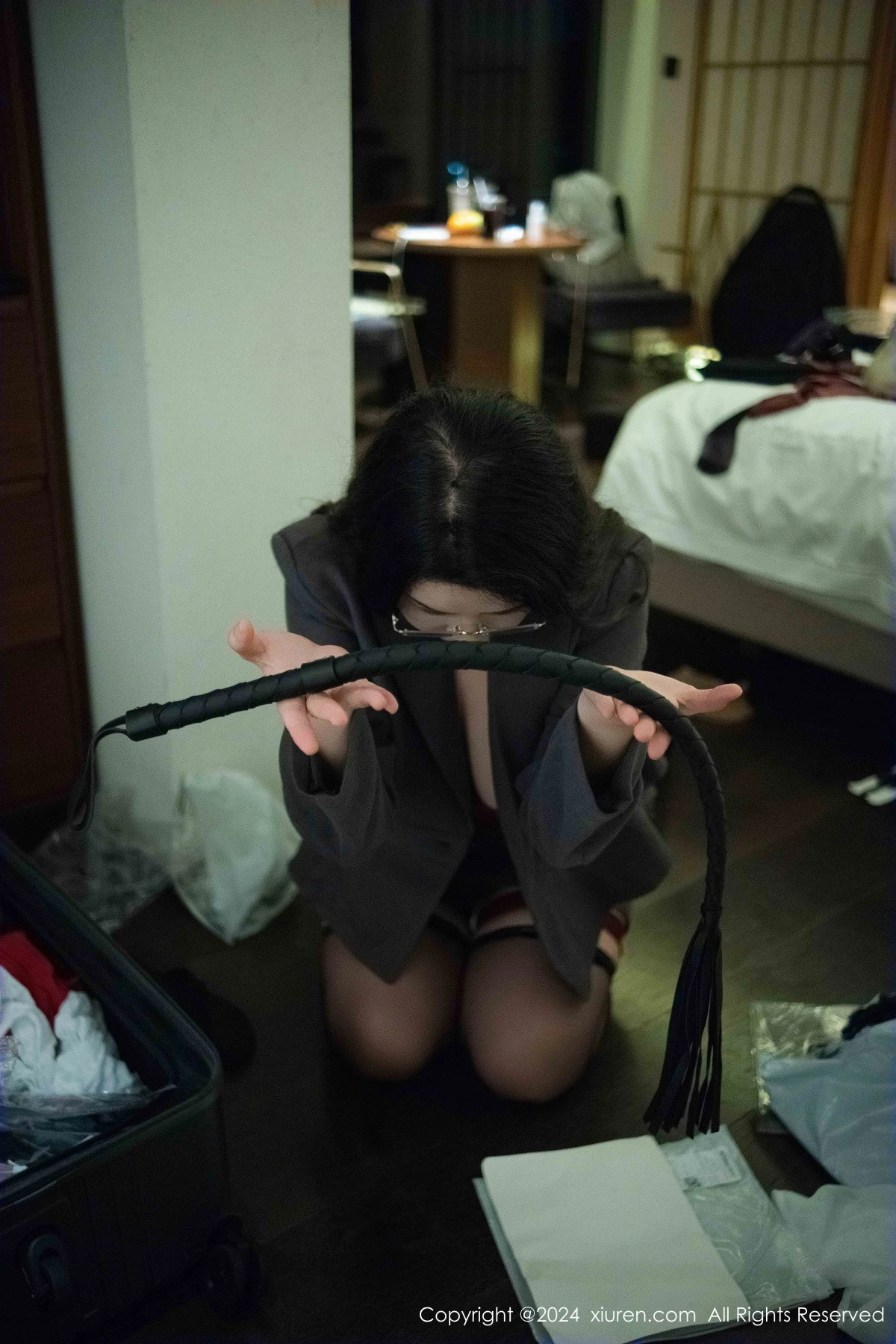 [[XiuRen秀人网]秀人网]No.9287_模特樱桃小犊子性感灰色西服配黑丝吊袜秀丰腴身材撩人诱惑写真47P