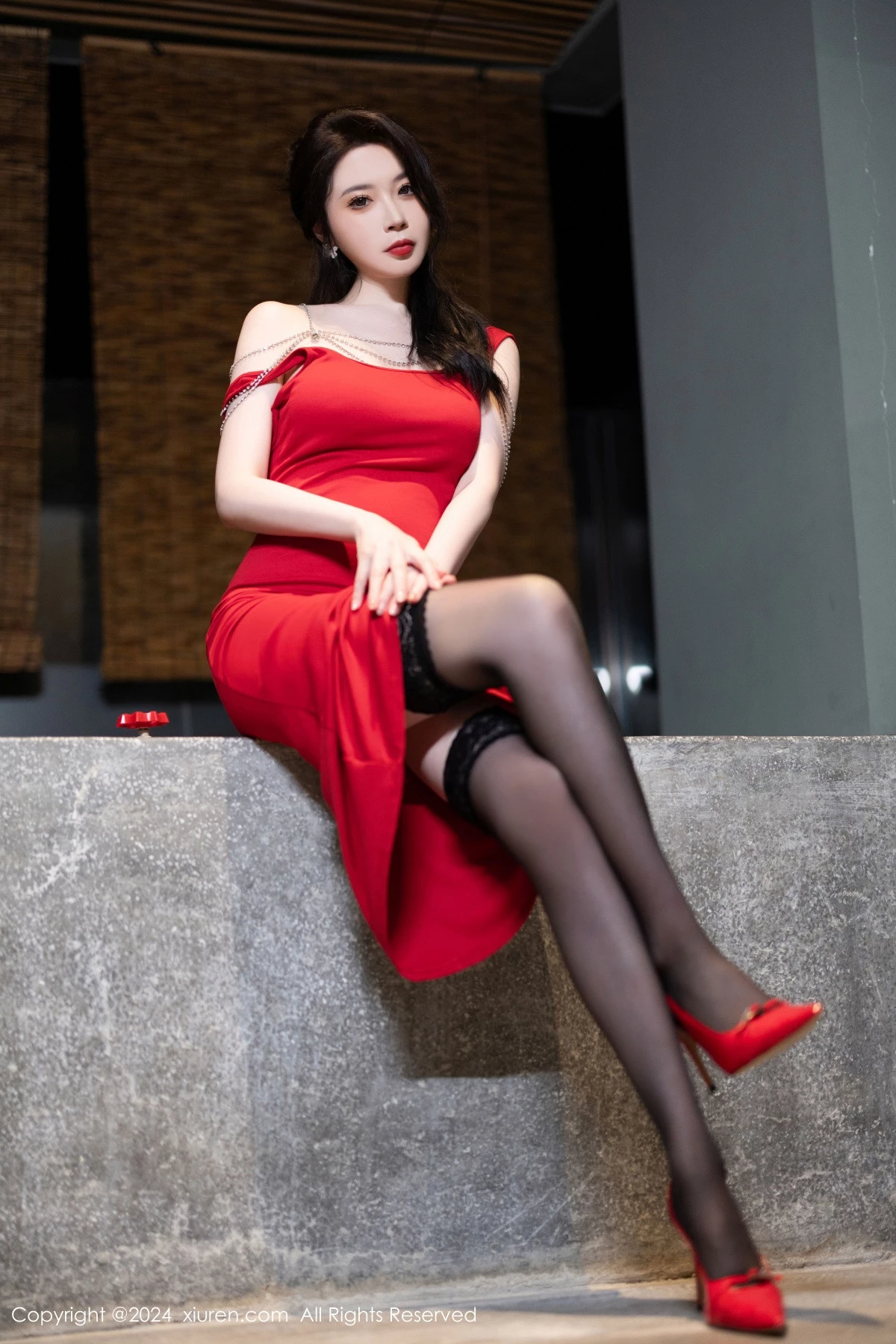 [[XiuRen秀人网]秀人网]No.9291_模特梦心玥红色连衣裙露红色内衣配黑丝吊袜秀高挑身材诱惑写真84P