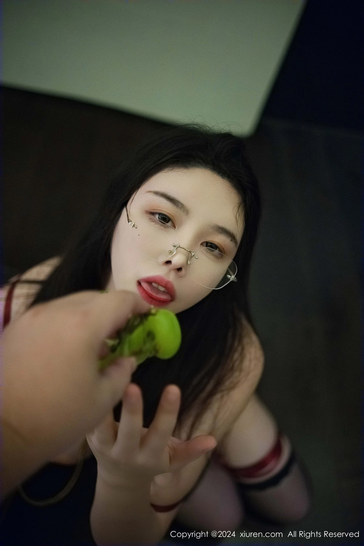 [[XiuRen秀人网]秀人网]No.9287_模特樱桃小犊子性感灰色西服配黑丝吊袜秀丰腴身材撩人诱惑写真47P