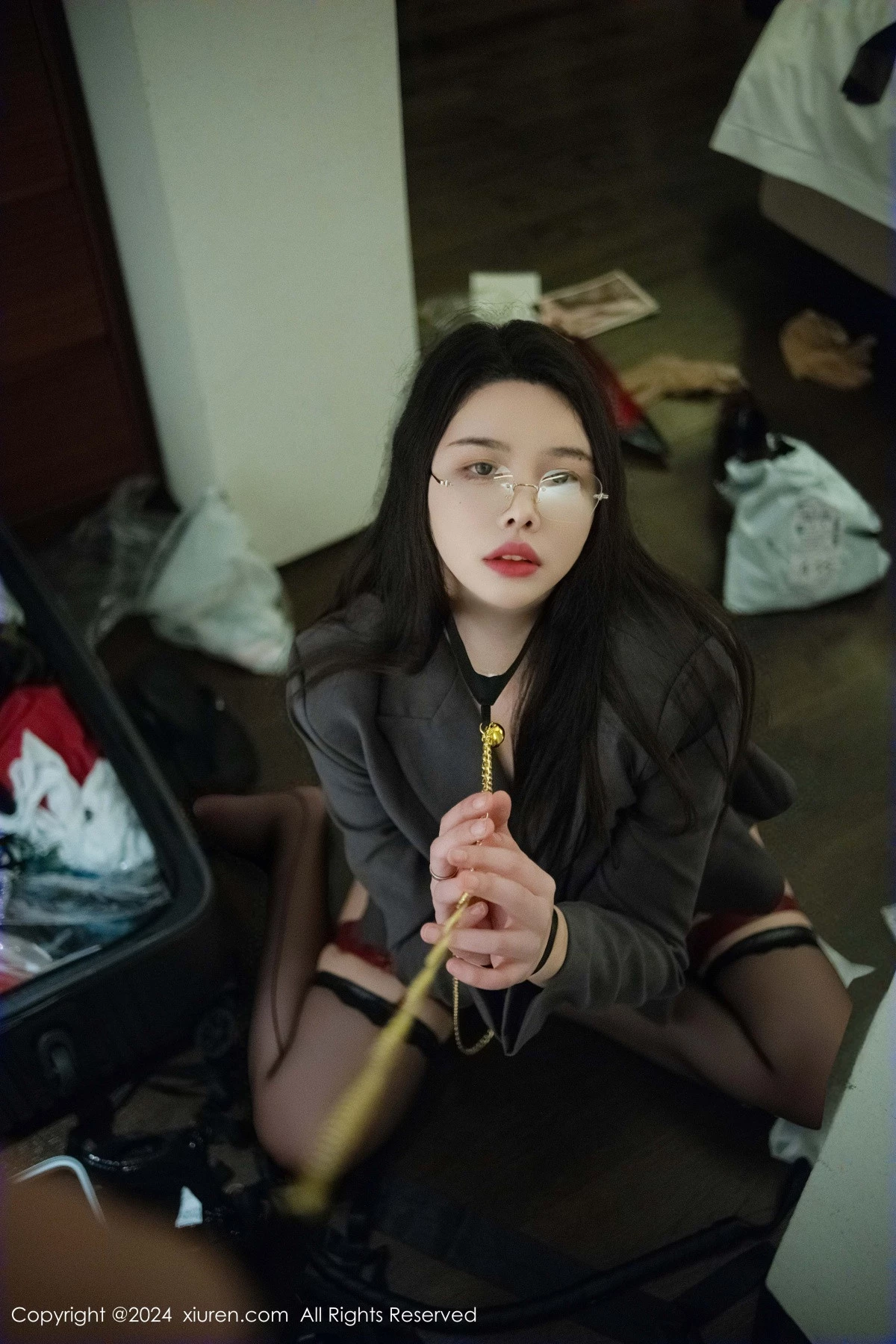 [[XiuRen秀人网]秀人网]No.9287_模特樱桃小犊子性感灰色西服配黑丝吊袜秀丰腴身材撩人诱惑写真47P