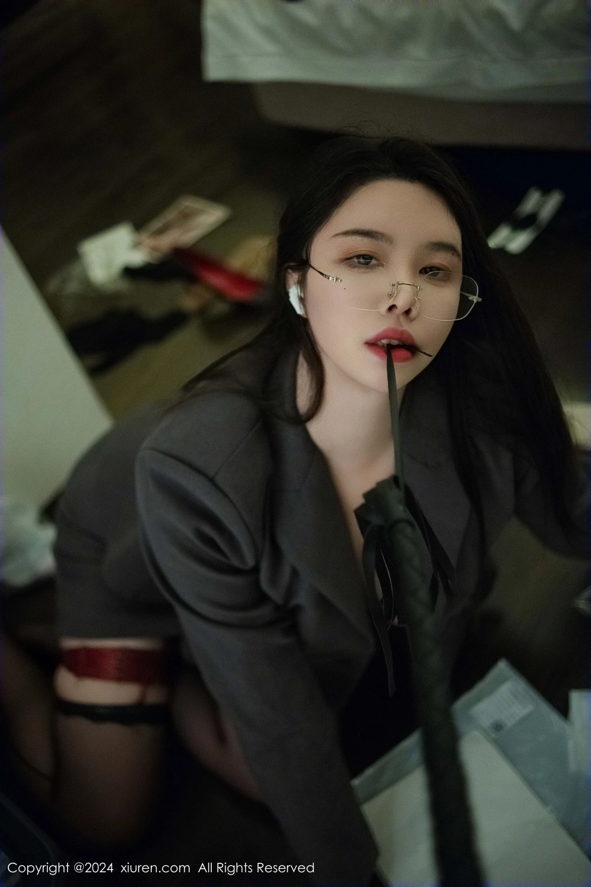 [[XiuRen秀人网]秀人网]No.9287_模特樱桃小犊子性感灰色西服配黑丝吊袜秀丰腴身材撩人诱惑写真47P