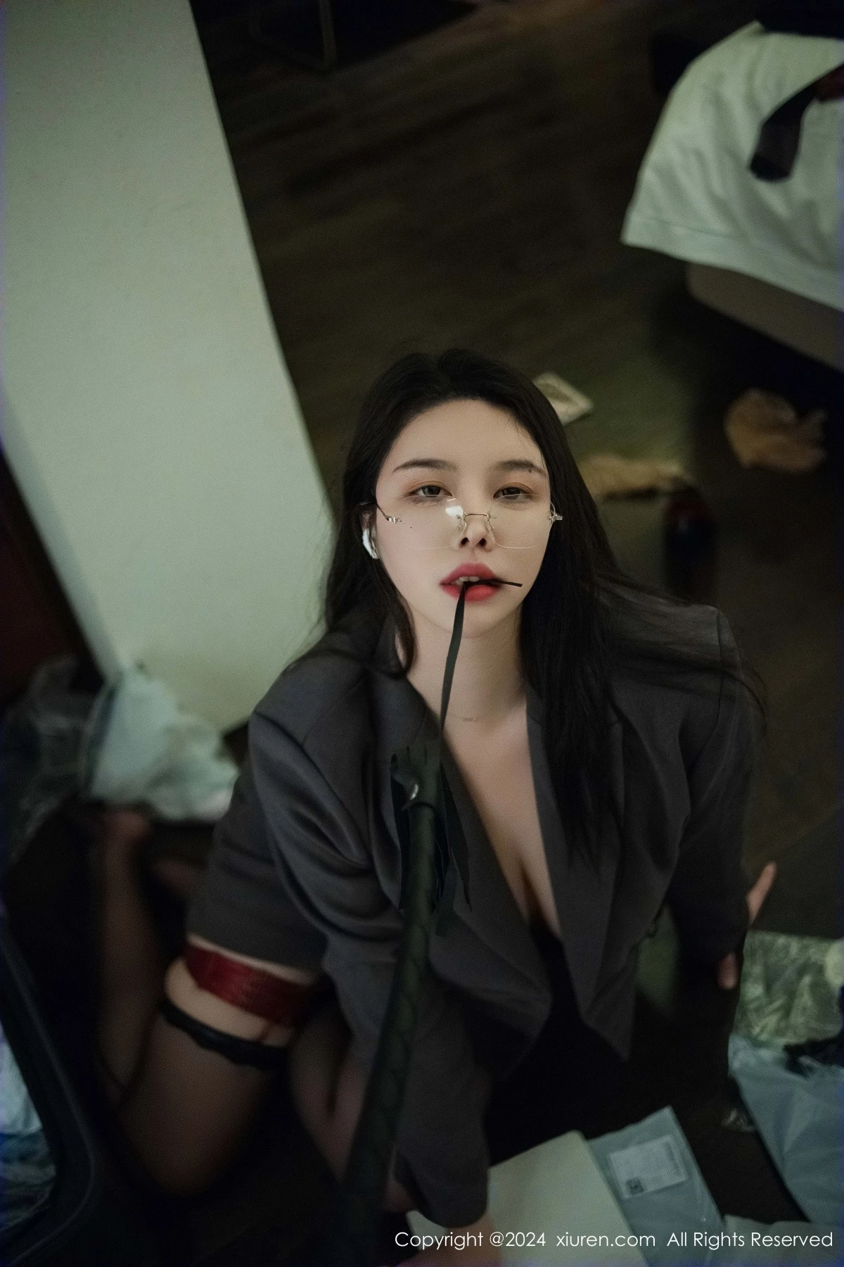 [[XiuRen秀人网]秀人网]No.9287_模特樱桃小犊子性感灰色西服配黑丝吊袜秀丰腴身材撩人诱惑写真47P