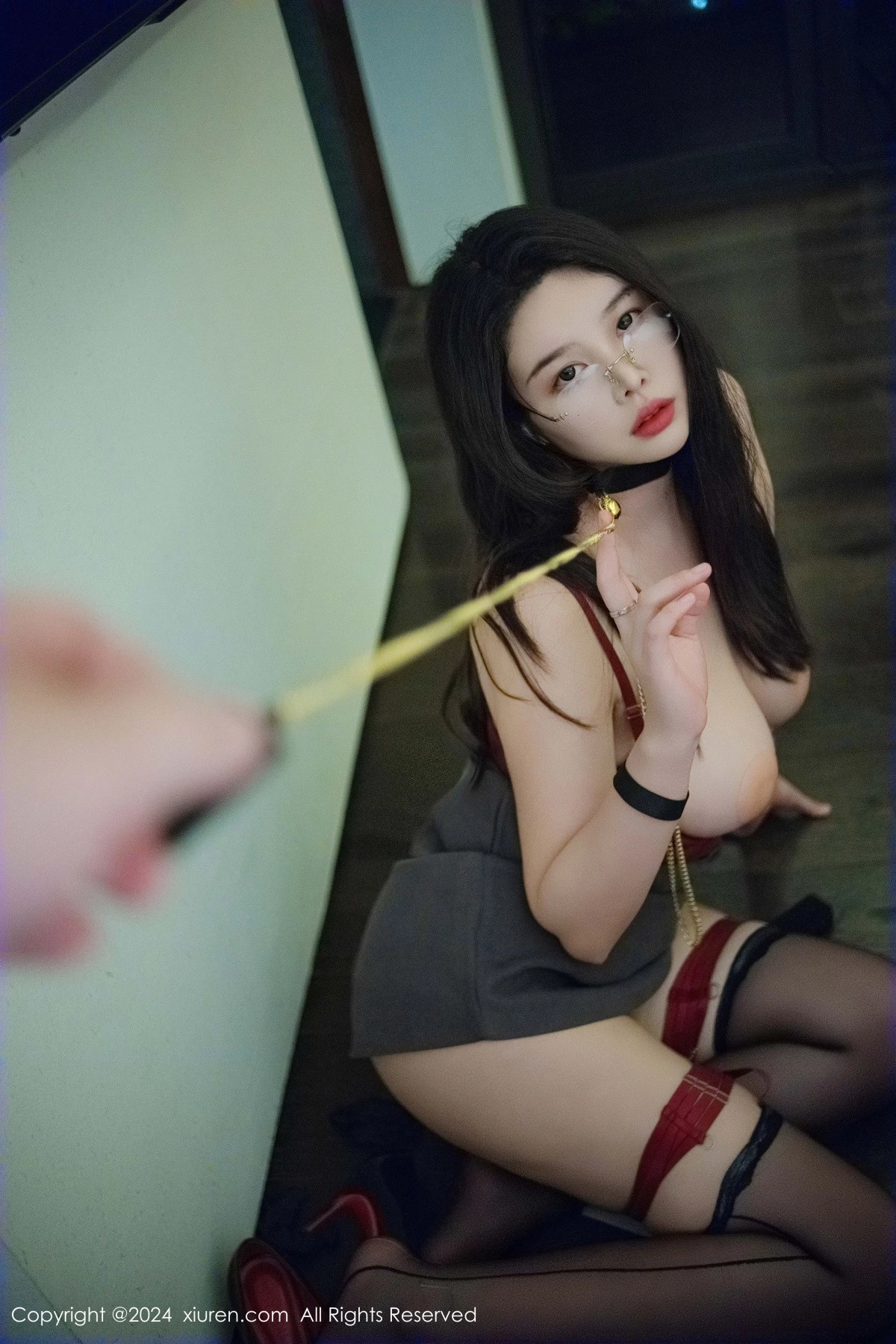 [[XiuRen秀人网]秀人网]No.9287_模特樱桃小犊子性感灰色西服配黑丝吊袜秀丰腴身材撩人诱惑写真47P