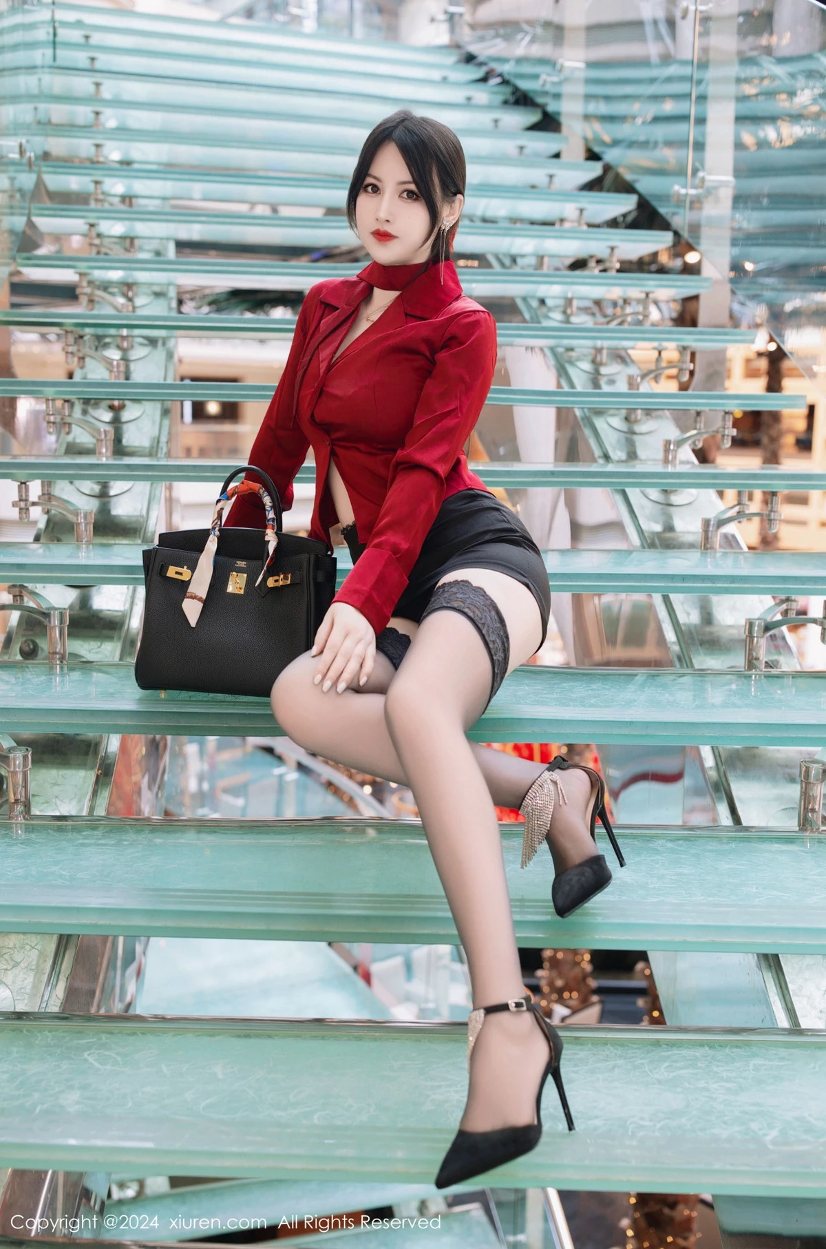 [[XiuRen秀人网]秀人网]No.9290_模特诗诗kiki性感酒红色衬衫配黑短裙露超薄黑丝秀美腿诱惑写真70P
