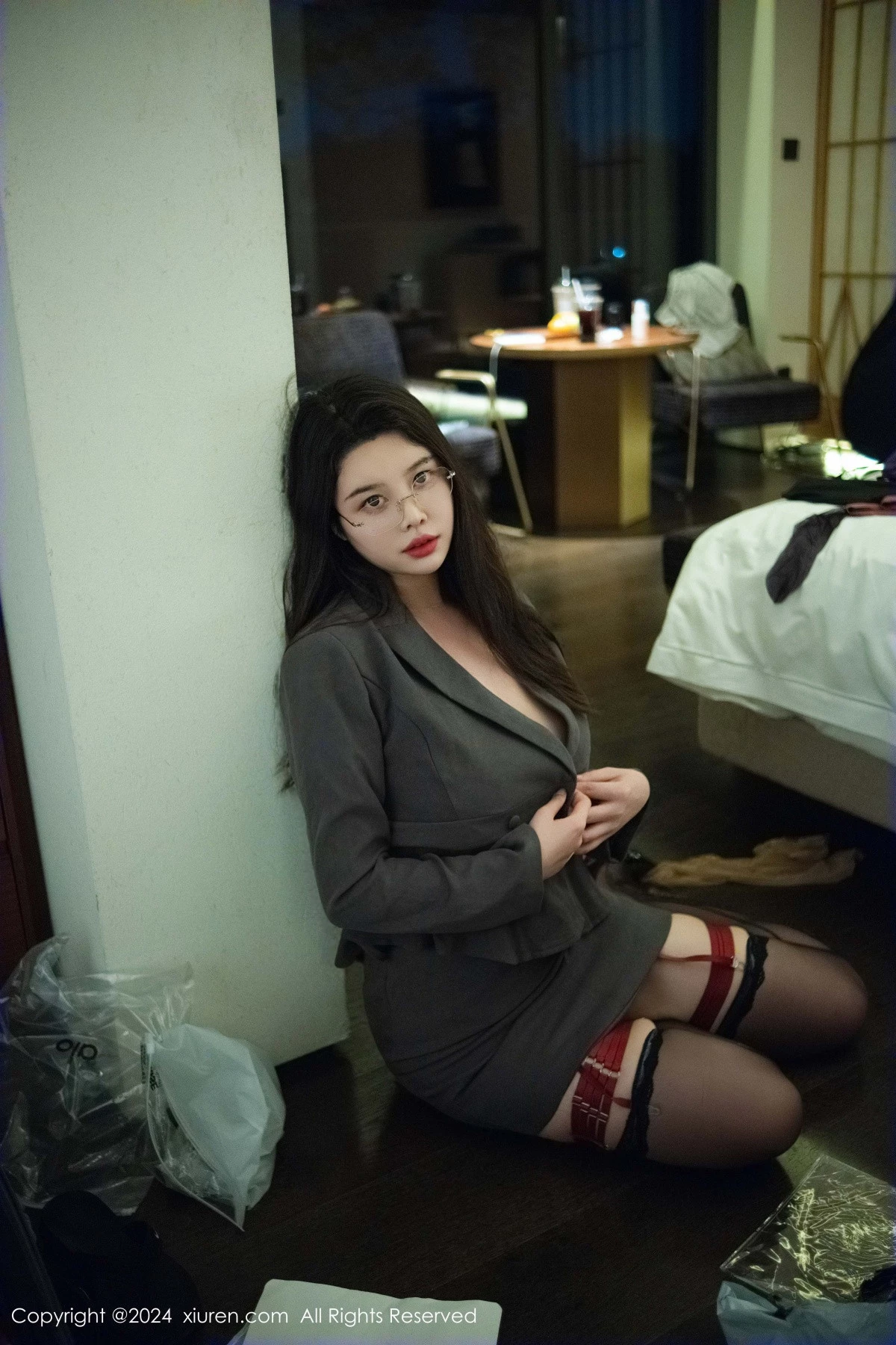 [[XiuRen秀人网]秀人网]No.9287_模特樱桃小犊子性感灰色西服配黑丝吊袜秀丰腴身材撩人诱惑写真47P