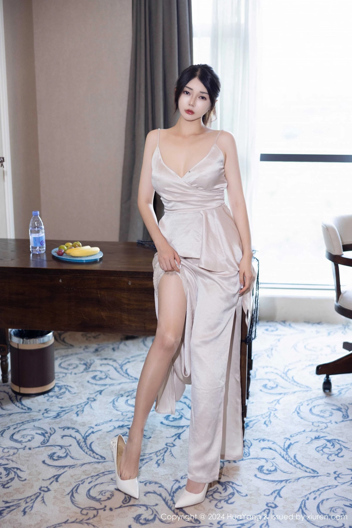 [HuaYang花漾]Vol.613_模特凯竹Quinn性感浅色连衣短裙配超薄肉丝秀完美身材诱惑写真64P