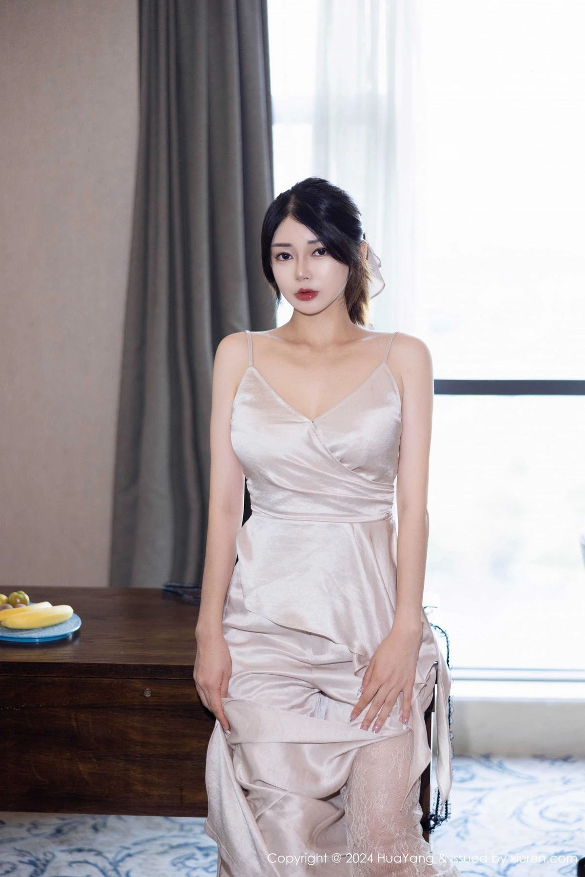 [HuaYang花漾]Vol.613_模特凯竹Quinn性感浅色连衣短裙配超薄肉丝秀完美身材诱惑写真64P