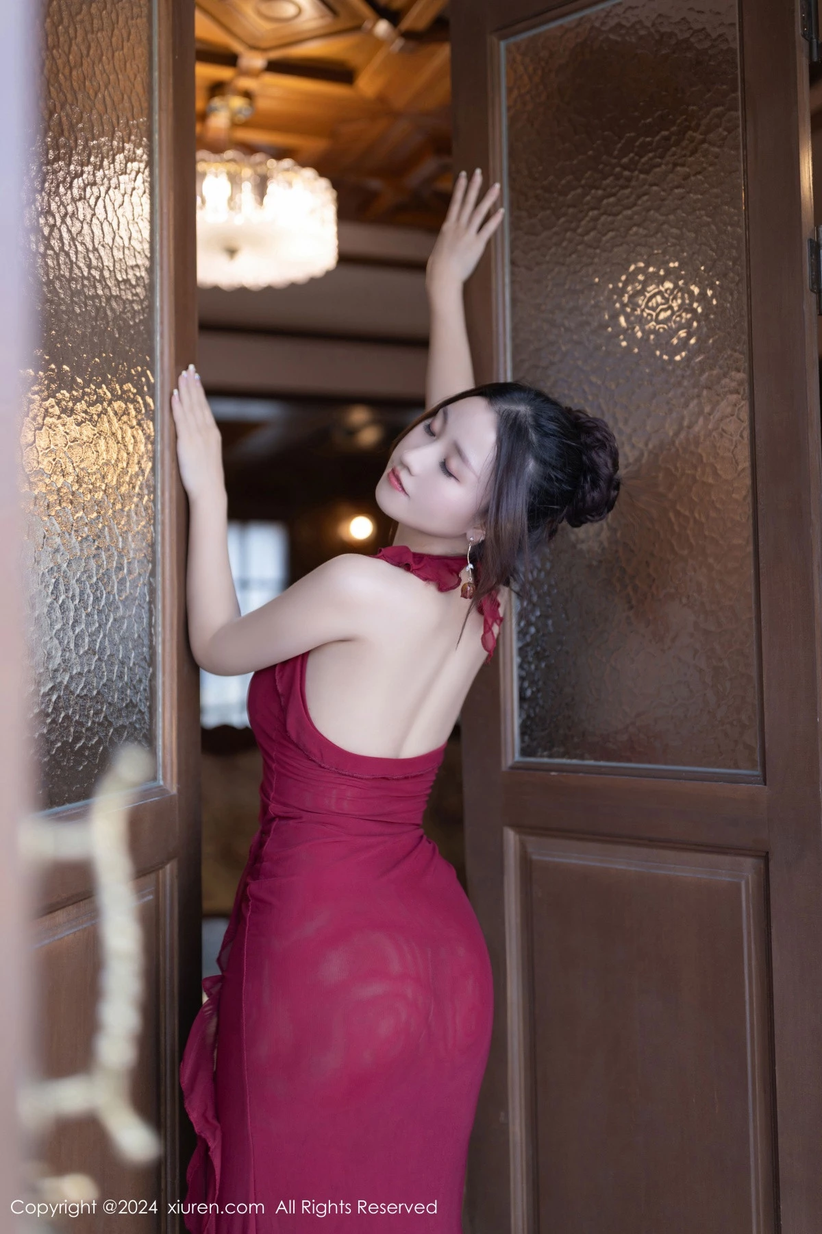 [[XiuRen秀人网]秀人网]No.9297_模特杏子Yada性感红色连衣裙露情趣内衣配超薄肉丝完美诱惑写真85P