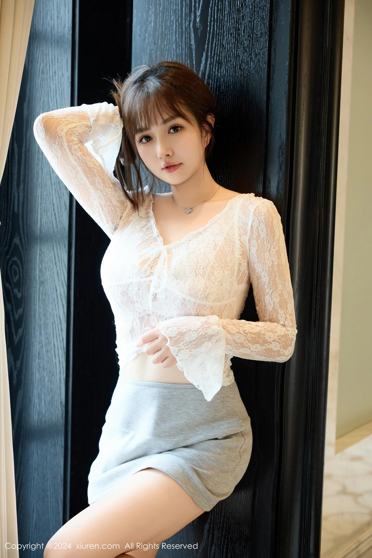 [[XiuRen秀人网]秀人网]No.9294_模特养乐多Doll性感白色蕾丝服饰配灰色短裙秀丰腴身材诱惑写真50P