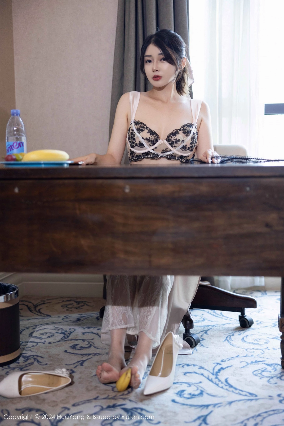 [HuaYang花漾]Vol.613_模特凯竹Quinn性感浅色连衣短裙配超薄肉丝秀完美身材诱惑写真64P