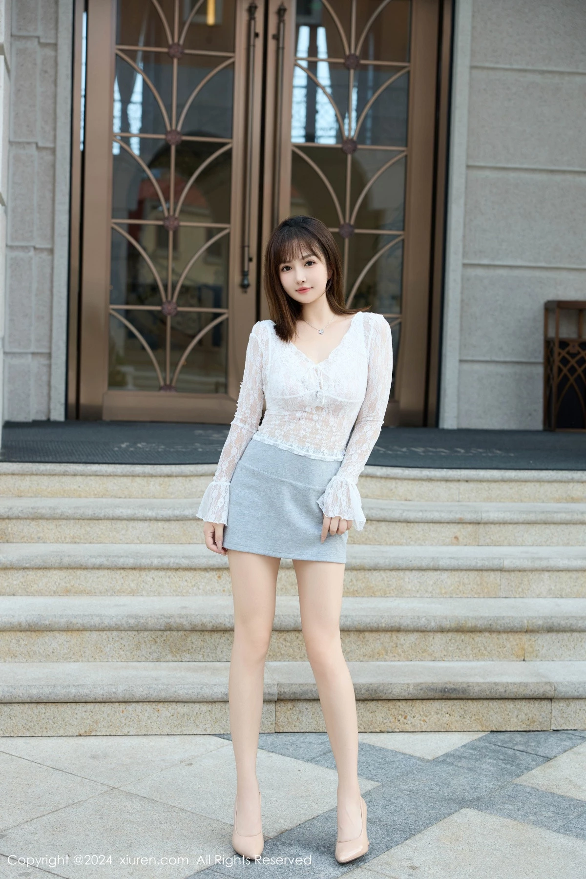 [[XiuRen秀人网]秀人网]No.9294_模特养乐多Doll性感白色蕾丝服饰配灰色短裙秀丰腴身材诱惑写真50P